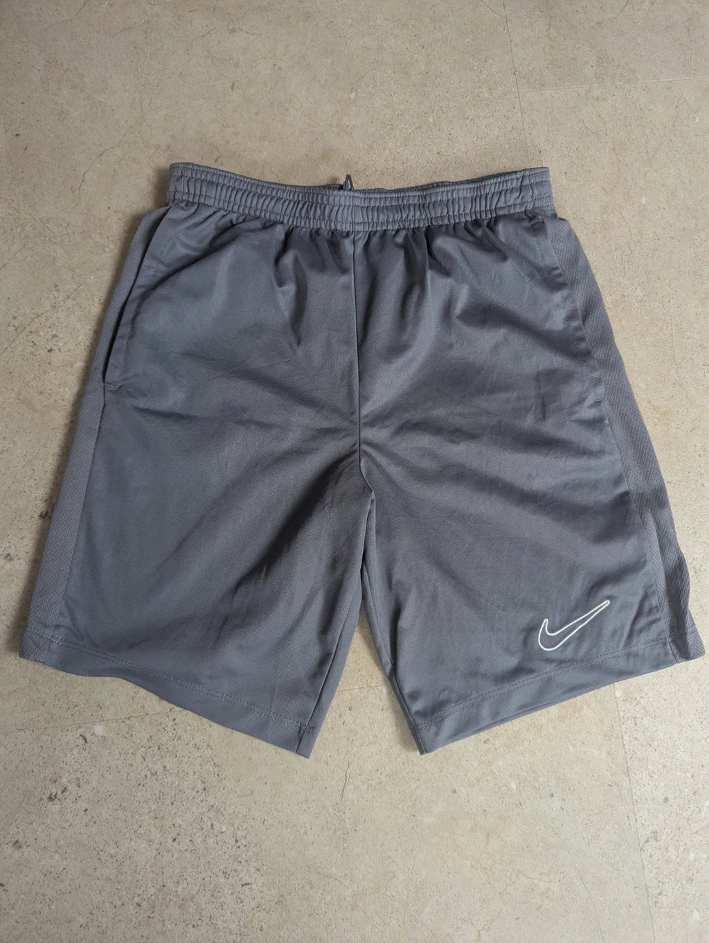 Short fluide Nike gris